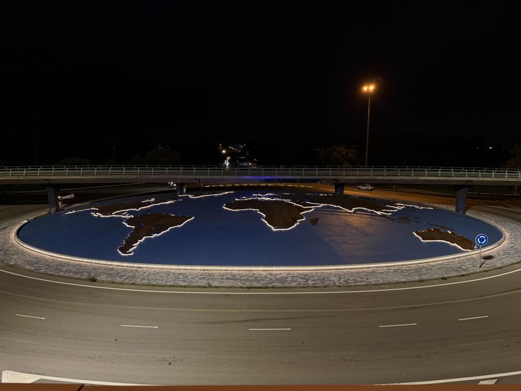 Entra en funcionamiento el alumbrado LED de la glorieta del cruce entre la AS17 y la AS-381, entre Lugones y La Fresneda
