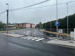 El Tapin - El PP de Llanera exige abrir el aparcamiento del colegio público de Lugo tras el inicio del curso escolar  