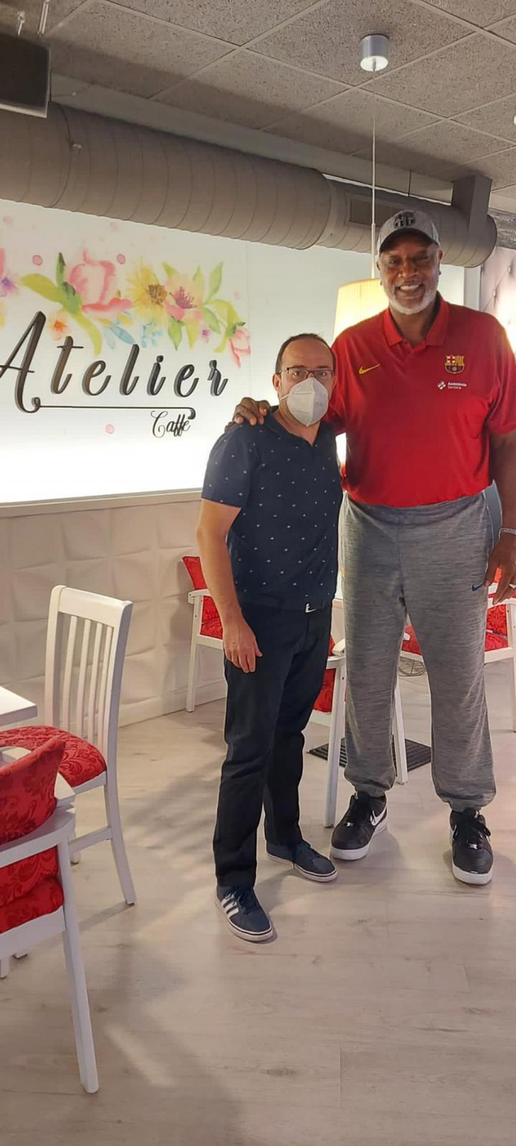 El Tapin - El exjugador de baloncesto del Barcelona Audie Norris visitó el Atelier Caffé en Lugo de Llanera