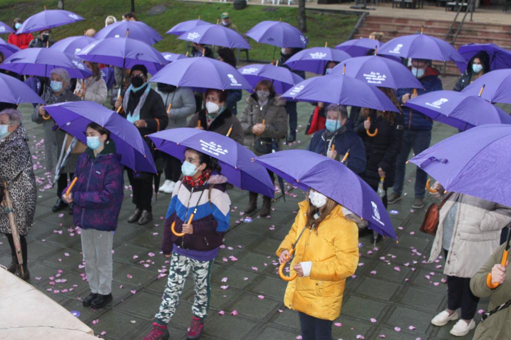 El Tapin - Un emotivo acto en el parque de Posada recuerda a las mujeres asesinadas por la violencia de género en nuestro país
