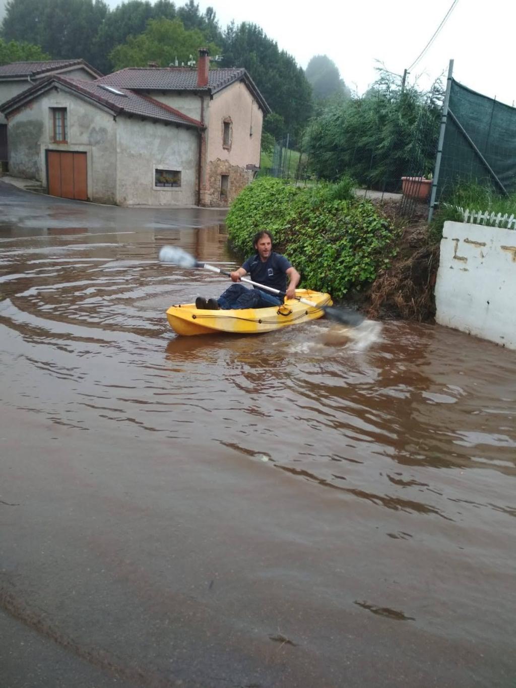 El Tapin - Los vecinos y vecinas de Castiello denuncian la dejadez del Ayuntamiento de Siero ante las inundaciones que sufren en la calzada pública desde hace año y medio.