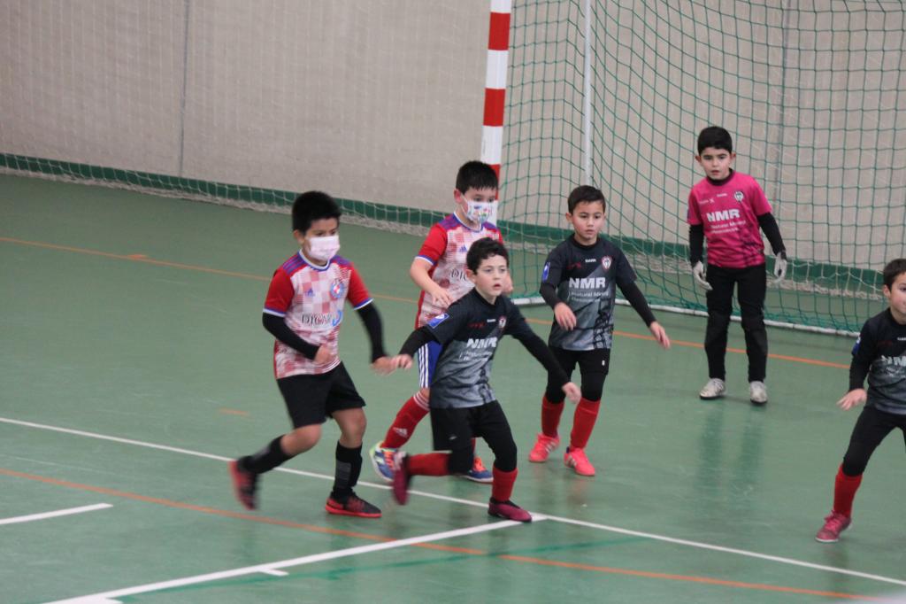 El Tapin -  El equipo SD At. Camocha se negó a ponerse la mascarilla para jugar un partido en el polideportivo de Lugo de Llanera