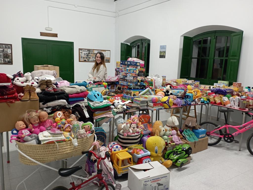 El Tapin - Laura Alario, vecina de Santa Eulalia de Vigil, realizó una recogida solidaria de alimentos y juguetes a favor de la ONG Ningún niño sin cenar