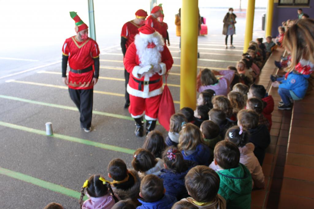 El Tapin - Papa Noel visitó el colegio de educación infantil Peña Careses en Pola de Siero