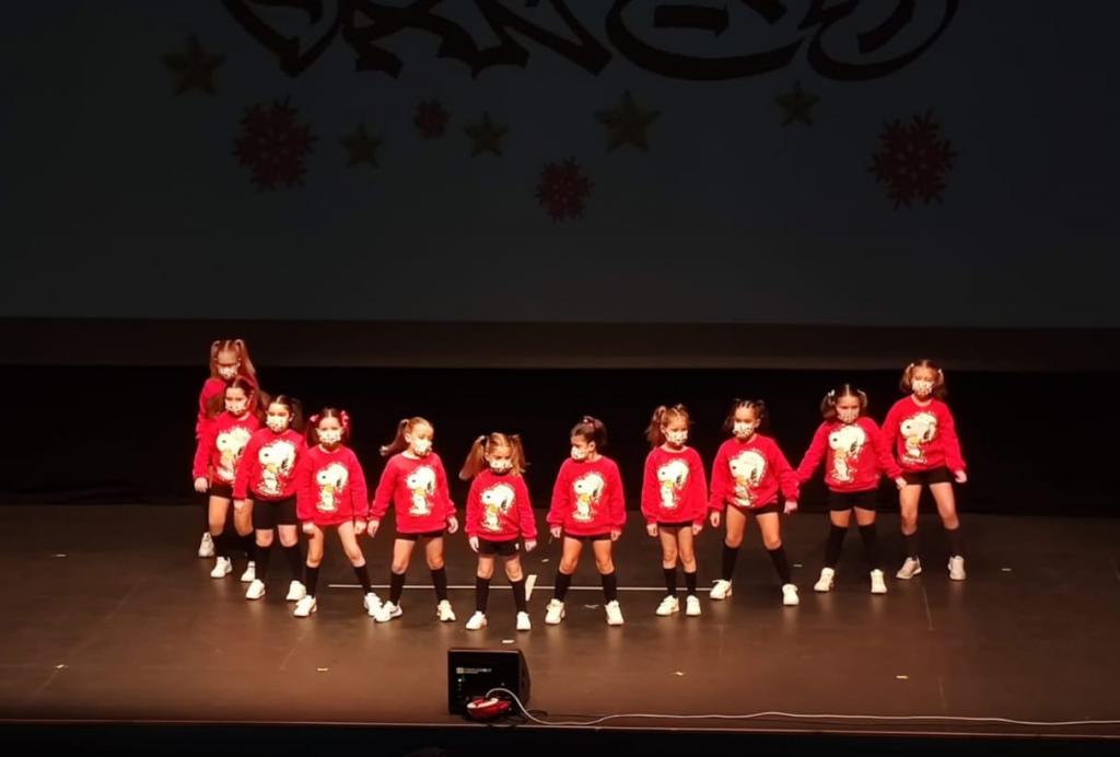El Tapin - Los bailarines de Danza urbana del Gimnasio Yin Yang de Lugones expusieron lo aprendido en el Festival de Navidad Xtreme Dance