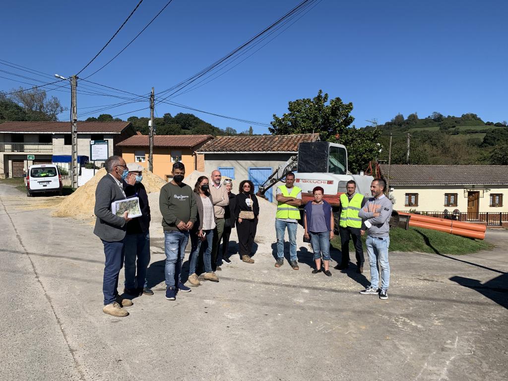 El Tapin - Comienzan las obras del saneamiento de El Llugarín, en la parroquia de Samartino