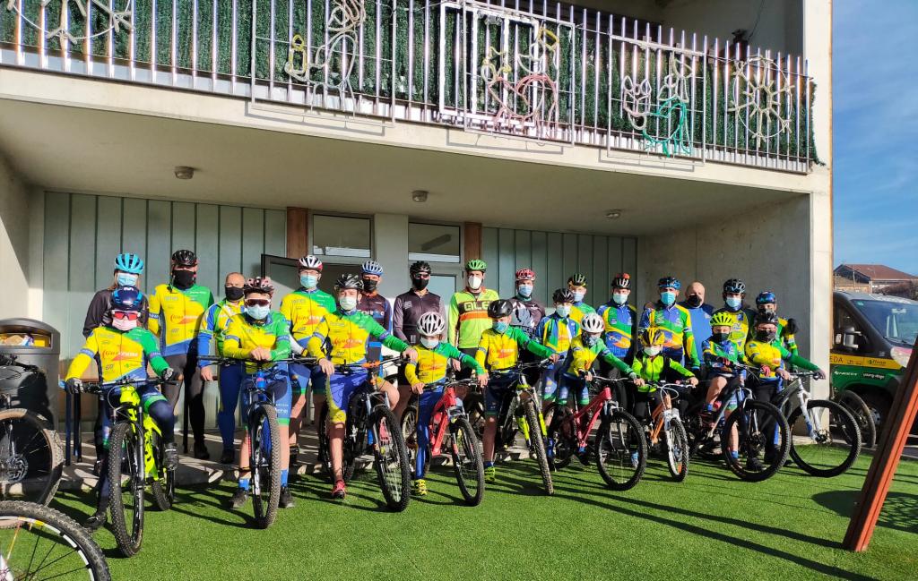 El Tapin - La Escuela de Ciclismo de Viella organizó su salida por la parroquia para celebrar el Fin de Año